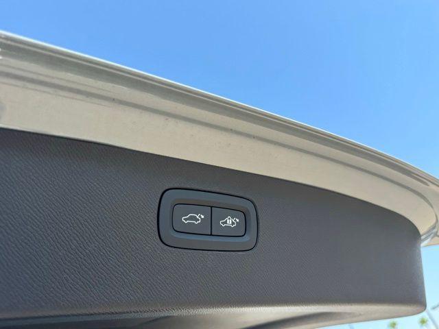 Photo of 2025 Vapour Gray Volvo XC90 Plug-In Hybrid