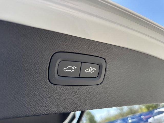 Photo of 2025 White Volvo XC90