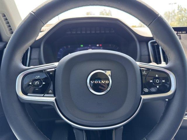 Photo of 2025 White Volvo XC90