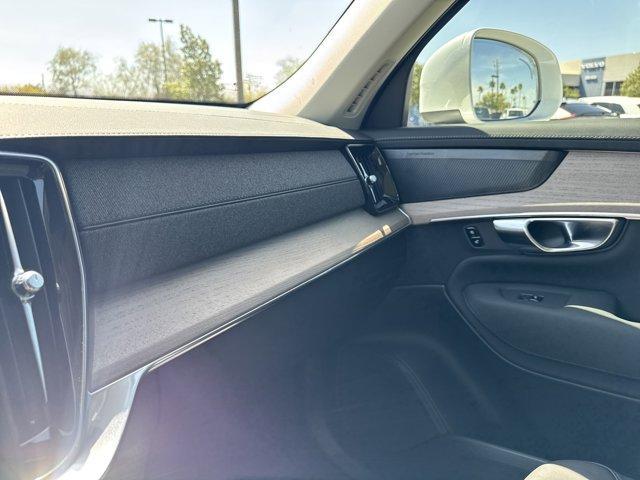 Photo of 2025 White Volvo XC90