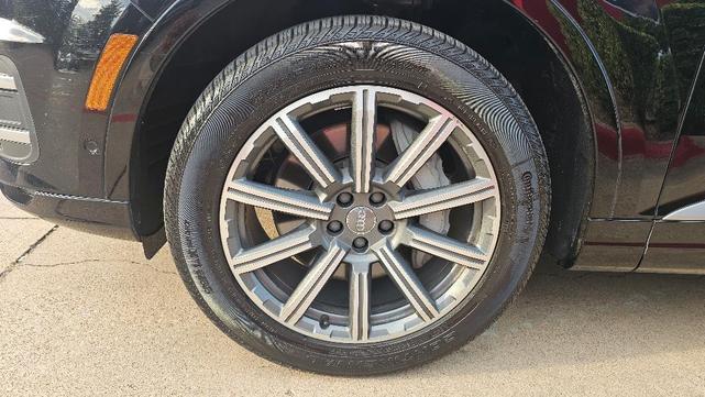 Photo of 2019 Night Black Audi Q7