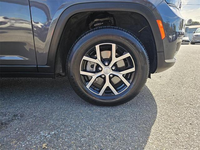 Photo of 2024 Metallic Jeep Grand Cherokee L