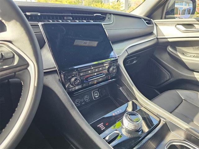 Photo of 2024 Metallic Jeep Grand Cherokee L