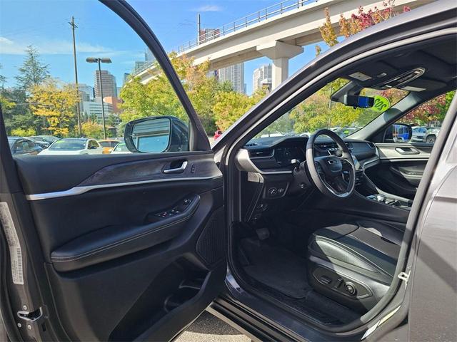 Photo of 2024 Metallic Jeep Grand Cherokee L