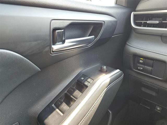 Photo of 2021 Midnight Black Toyota Highlander