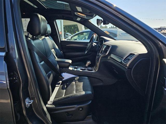 Photo of 2017 Granite Crystal Clearcoat Metallic Jeep Grand Cherokee