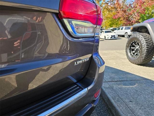 Photo of 2017 Granite Crystal Clearcoat Metallic Jeep Grand Cherokee