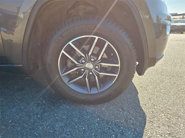 Photo of 2017 Granite Crystal Clearcoat Metallic Jeep Grand Cherokee