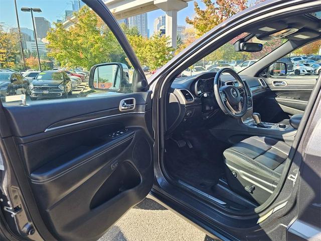 Photo of 2017 Granite Crystal Clearcoat Metallic Jeep Grand Cherokee