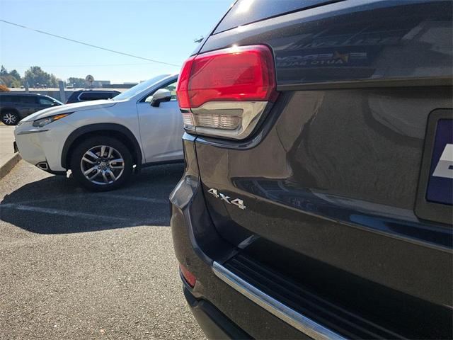 Photo of 2017 Granite Crystal Clearcoat Metallic Jeep Grand Cherokee