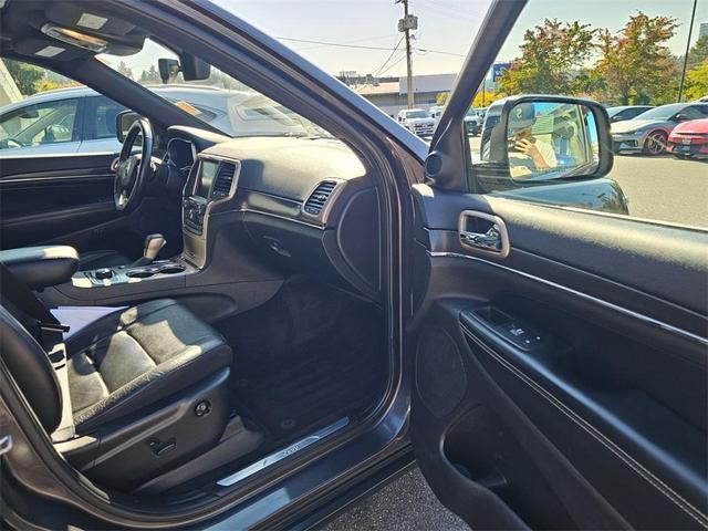 Photo of 2017 Granite Crystal Clearcoat Metallic Jeep Grand Cherokee