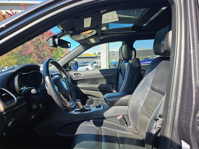 Photo of 2017 Granite Crystal Clearcoat Metallic Jeep Grand Cherokee