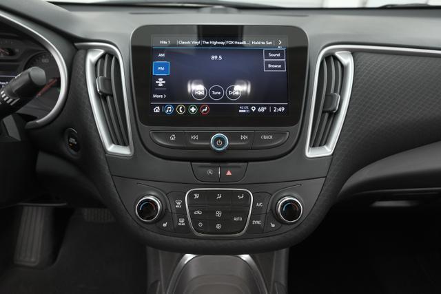 Photo of 2022 Silver Ice Metallic Chevrolet Malibu