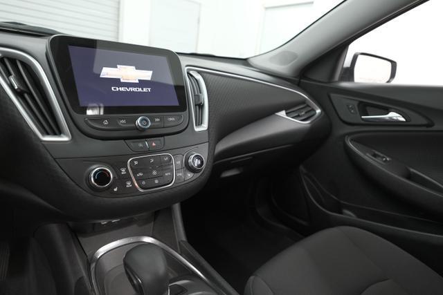Photo of 2022 Silver Ice Metallic Chevrolet Malibu