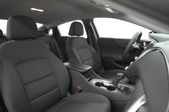 Photo of 2022 Silver Ice Metallic Chevrolet Malibu