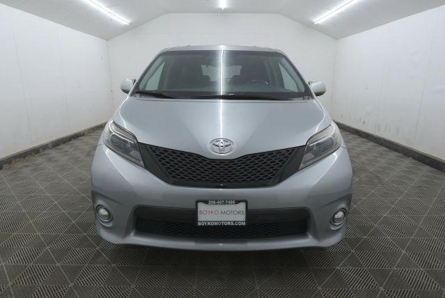 Photo of 2017 Predawn Gray Mica Toyota Sienna