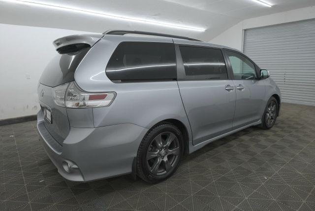 Photo of 2017 Predawn Gray Mica Toyota Sienna