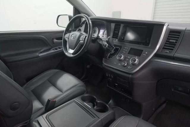 Photo of 2017 Predawn Gray Mica Toyota Sienna