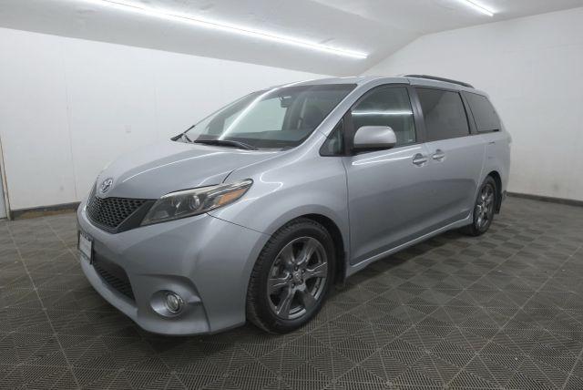 Photo of 2017 Predawn Gray Mica Toyota Sienna