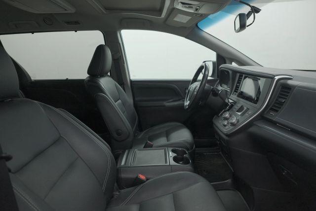 Photo of 2017 Predawn Gray Mica Toyota Sienna