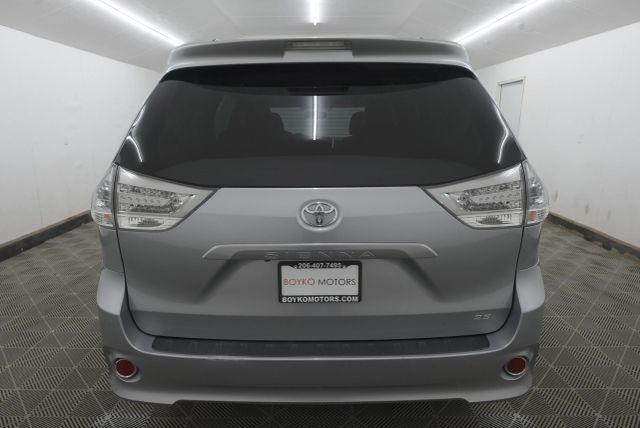 Photo of 2017 Predawn Gray Mica Toyota Sienna