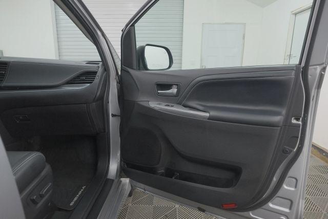 Photo of 2017 Predawn Gray Mica Toyota Sienna