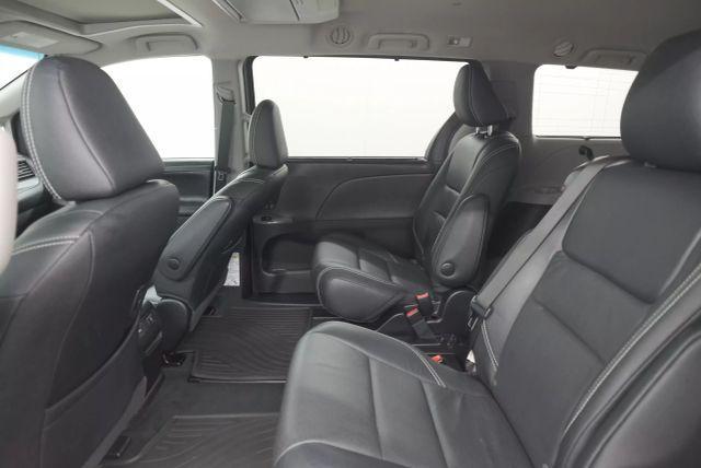 Photo of 2017 Predawn Gray Mica Toyota Sienna