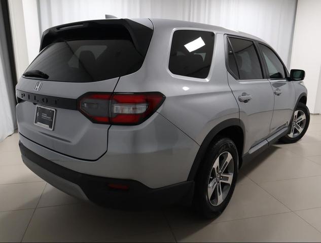 Photo of 2024 Lunar Silver Metallic Honda Pilot