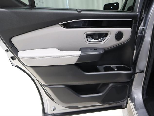 Photo of 2024 Lunar Silver Metallic Honda Pilot
