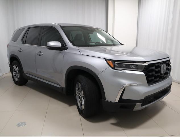 Photo of 2024 Lunar Silver Metallic Honda Pilot