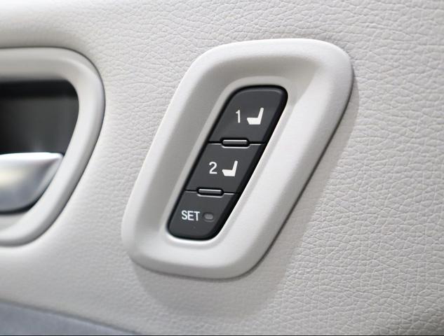 Photo of 2024 Lunar Silver Metallic Honda Pilot
