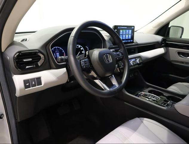 Photo of 2024 Lunar Silver Metallic Honda Pilot