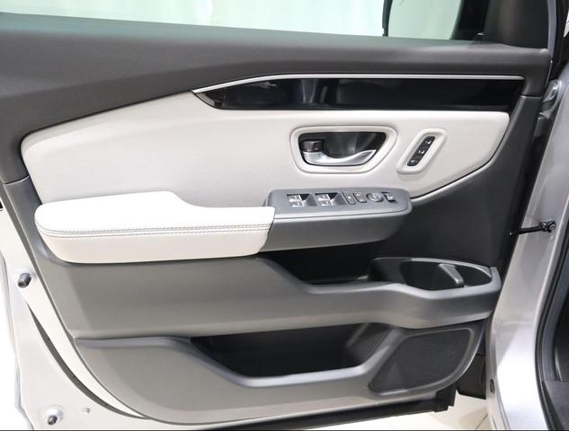 Photo of 2024 Lunar Silver Metallic Honda Pilot