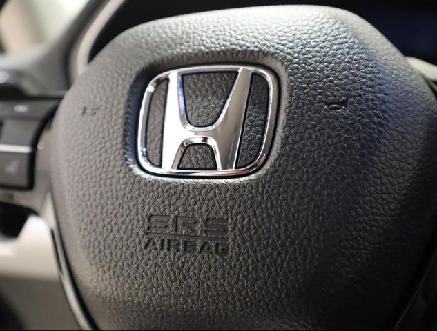 Photo of 2024 Lunar Silver Metallic Honda Pilot