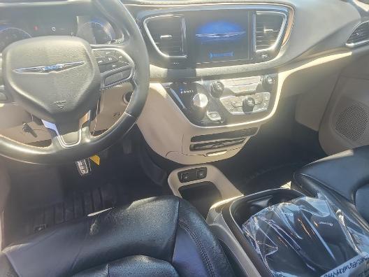 Photo of 2017 Bright White Clearcoat Chrysler Pacifica