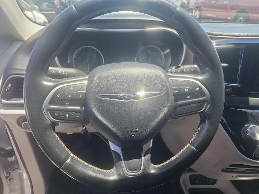 Photo of 2017 Bright White Clearcoat Chrysler Pacifica