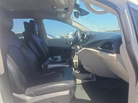 Photo of 2017 Bright White Clearcoat Chrysler Pacifica