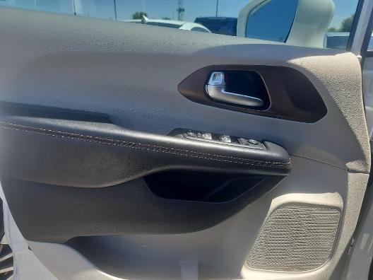 Photo of 2017 Bright White Clearcoat Chrysler Pacifica