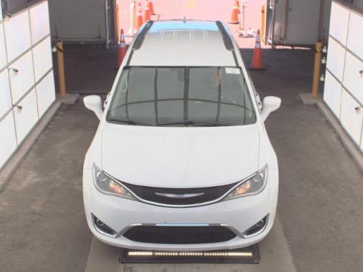Photo of 2017 Bright White Clearcoat Chrysler Pacifica