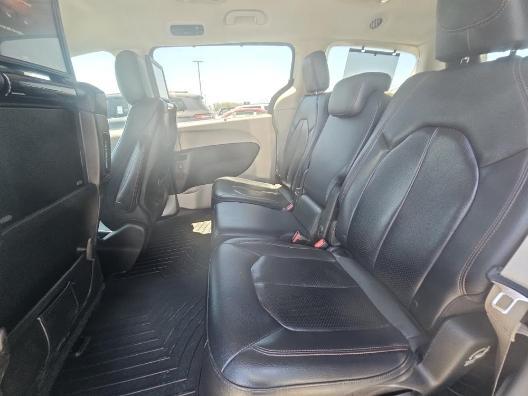 Photo of 2017 Bright White Clearcoat Chrysler Pacifica
