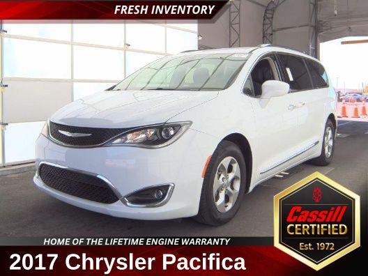 Photo of 2017 Bright White Clearcoat Chrysler Pacifica