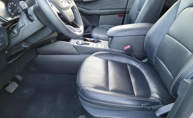 Photo of 2021 Silver Metallic Ford Escape
