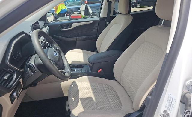 Photo of 2022 OXFORD WHITE Ford Escape