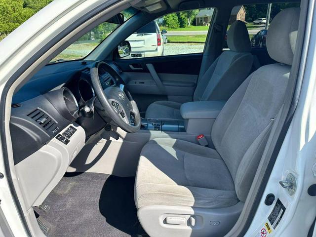 Photo of 2012 Blizzard Pearl Toyota Highlander