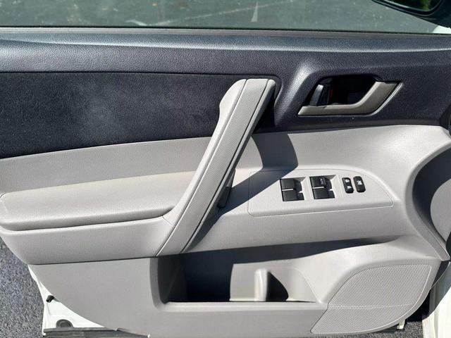 Photo of 2012 Blizzard Pearl Toyota Highlander
