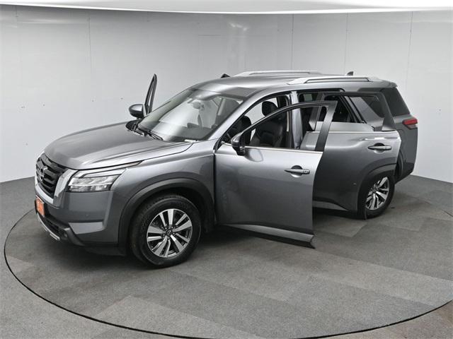 Photo of 2022 Gun Metallic Nissan Pathfinder