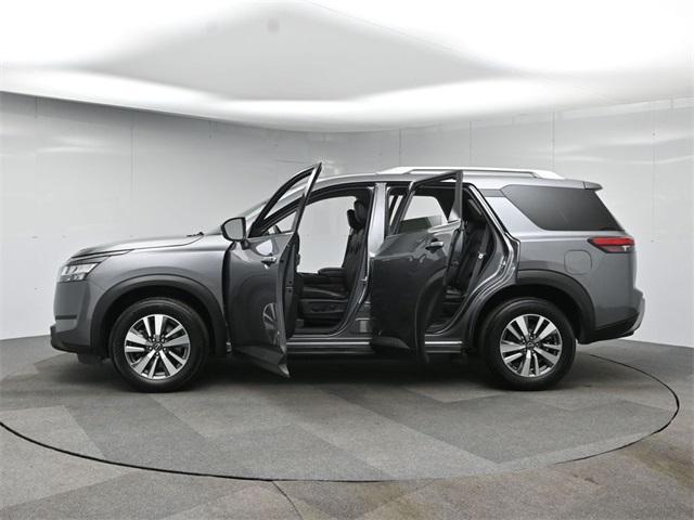 Photo of 2022 Gun Metallic Nissan Pathfinder