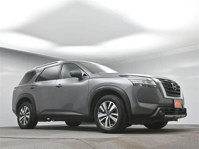 Photo of 2022 Gun Metallic Nissan Pathfinder