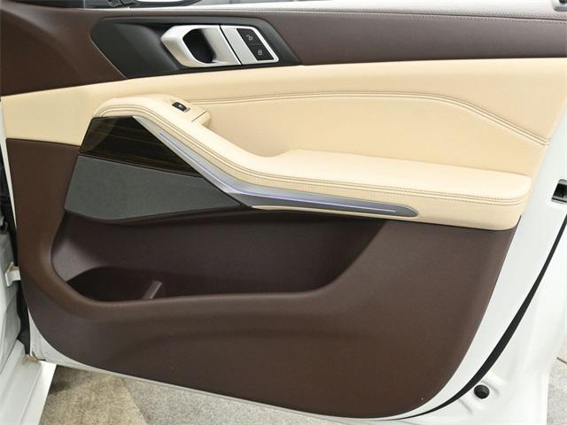Photo of 2019 Mineral White Metallic BMW X5