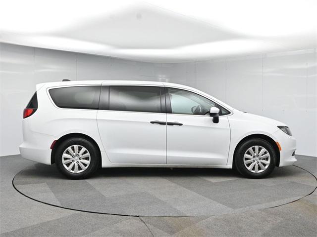 Photo of 2021 Bright White Clearcoat Chrysler Voyager